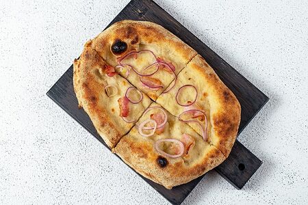 Фокачча с беконом и луком