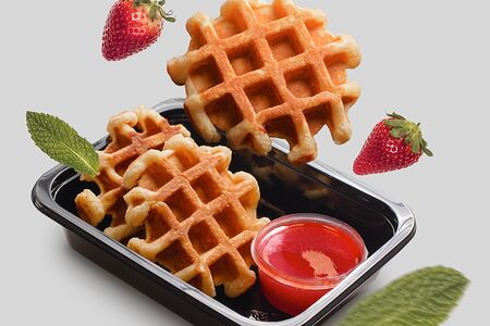 Льежские вафли с клубничным джемом