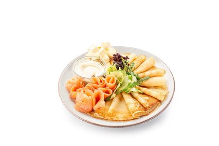 Большая порция блинчиков с лососем