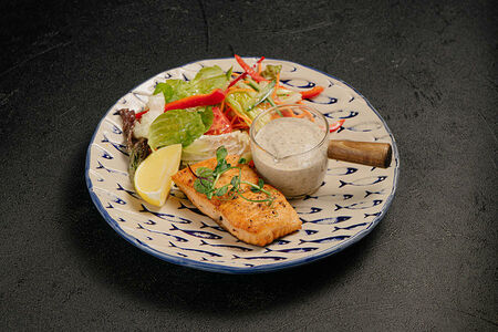 Стейк из семги с соусом