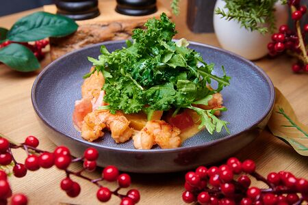 Зеленый салат с лангустинами и авокадо