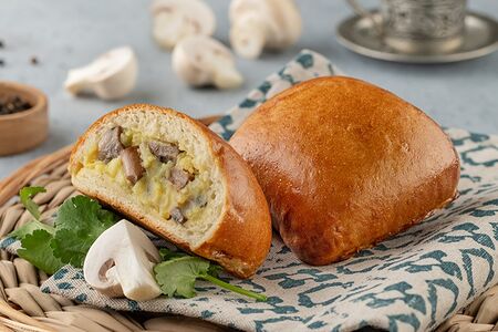 Пирожок с картошкой и грибами