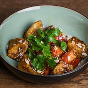 С хрустящими баклажанами и жареным арахисом