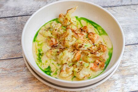 Цветная капуста с лососем в печи