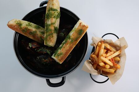 Мидии в томатном соусе с багетом и картофелем фри (большая порция)