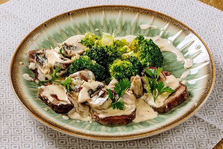 Телячий язык с брокколи в сливочно-грибном соусе