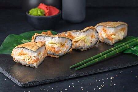 Сендвич ролл с лососем и крабом