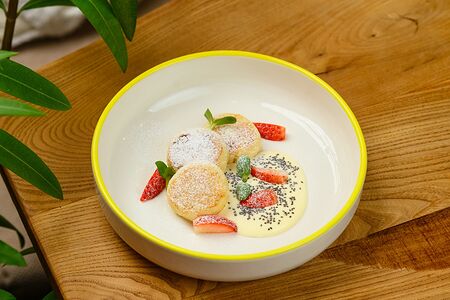 Домашние сырники со сметанным соусом