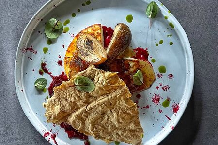 Жареный адыгейский сыр с запеченной грушей и кремом из свеклы