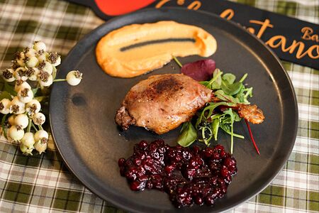 Утиная ножка с морковным пюре и конфитюром из клюквы