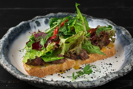 Брускетта с филе говядины и вялеными томатами