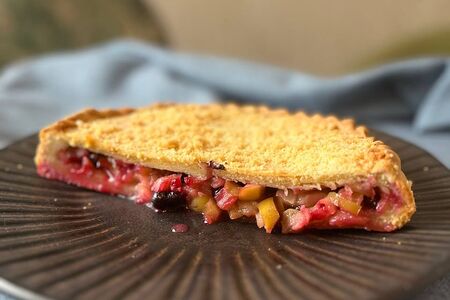 Пирог с яблоками и смородиной в заморозке