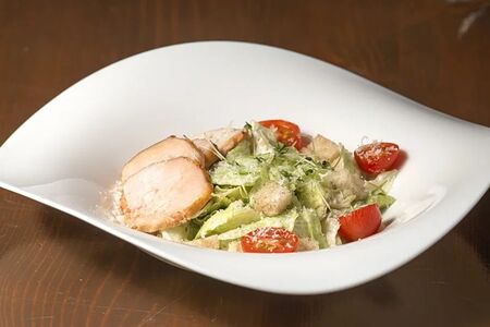 Салат Цезарь с курицей