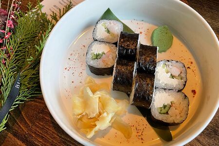 Ролл с креветкой, огурцом и сливочным сыром