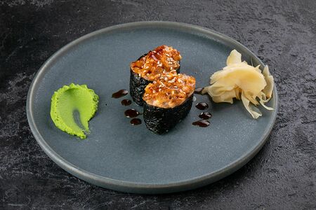 Запеченные суши с угрем