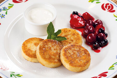 Сырники с ягодным соусом