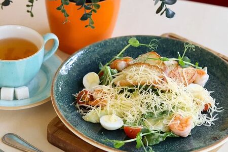 Салат Цезарь с креветкой