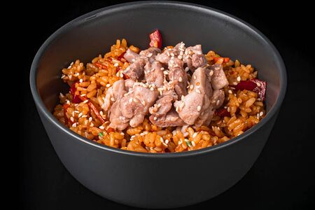 Рис отварной с курицей в сливочном соусе