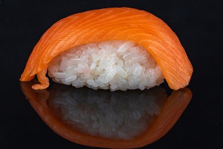 Суши с лососем