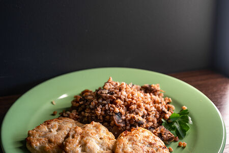 Котлеты по-албански и гречка с грибами