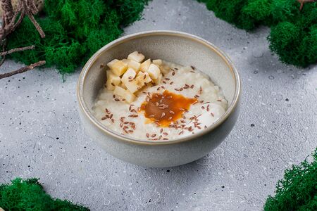 Рисовая каша с бананом и соленой карамелью
