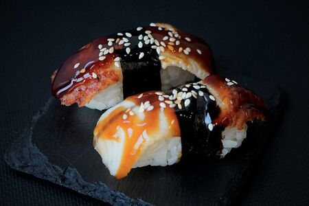 Суши с угрем