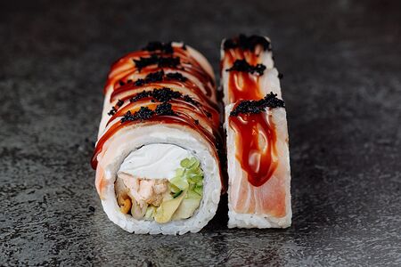 Ролл с окунем и жареным лососем