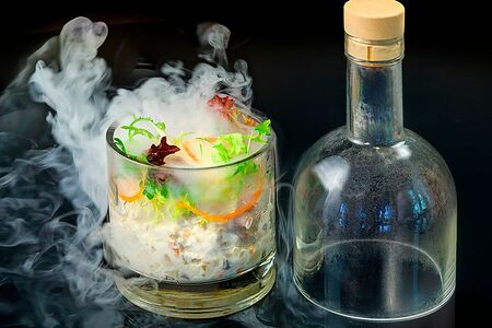 Салат из копченого морского окуня со сливочным сыром и овощами