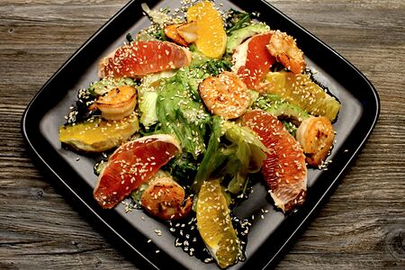 Цитрусовый салат с креветками и авокадо