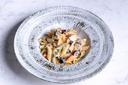 Пенне с курицей и грибами