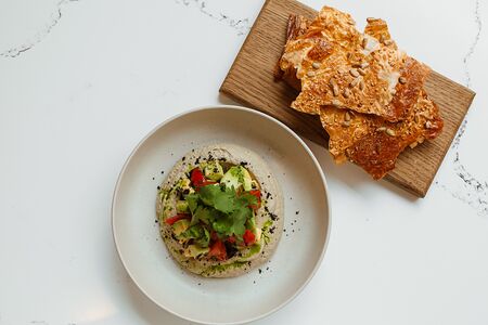 Хумус из баклажанов, узбекские томаты и авокадо