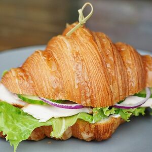 Круассан с копчёной курицей