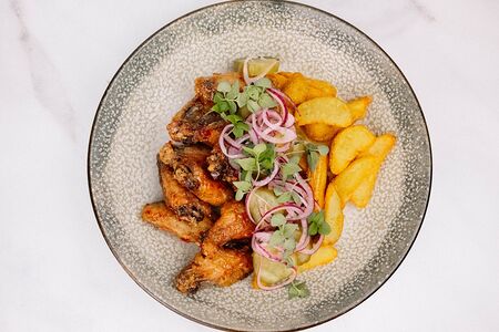 Крылья куриные и картофельные дольки