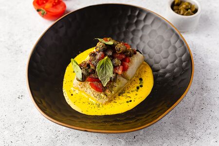 Палтус, запеченный с томатами, маслинами и пармезаном