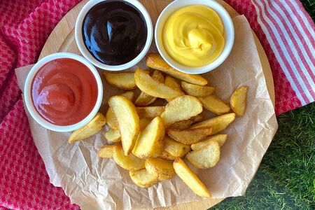 Картофель по-деревенски и сырный соус