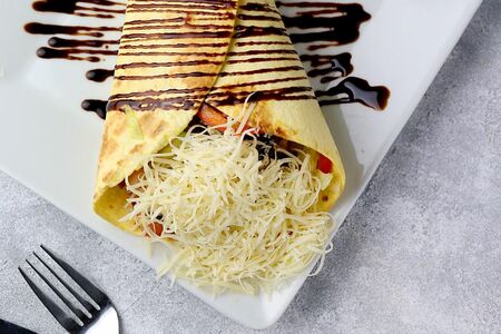 Теплый салат с беконом и креветками