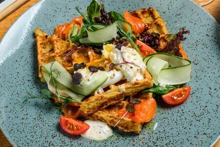 Картофельная вафля с лососем и яйцом пашот