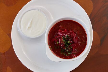 Борщ вегетарианский со сметаной