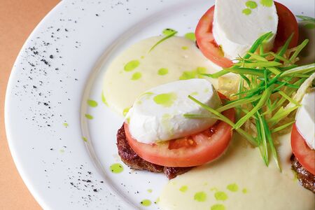 Говяжьи медальоны капрезе