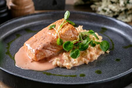 Спинка лосося с ризотто из цветной капусты