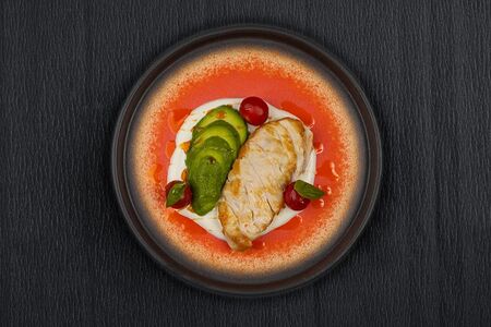 Куриная грудка с авокадо и сливочным соусом