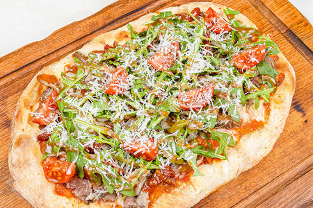 Пицца с ростбифом и вялеными томатами