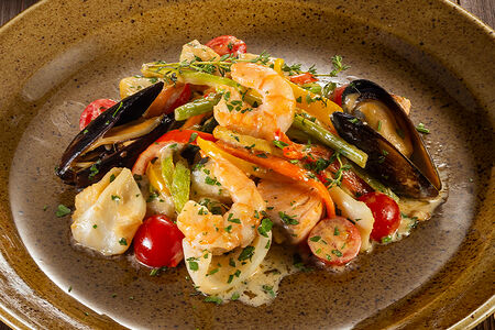 Морское ассорти с овощами