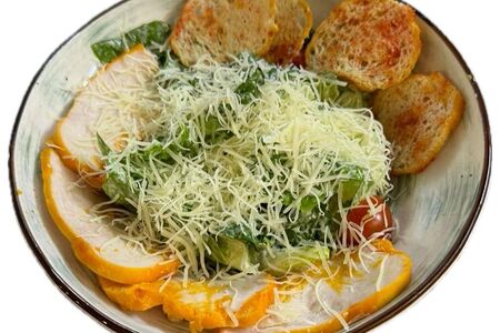 Салат Цезарь с копчёной курицей