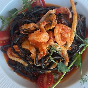 Неро-спагетти в томатном соусе с морепродуктами