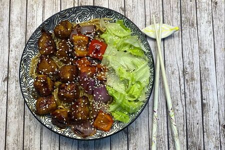Боул с яичной лапшой и курицей терияки