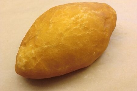 Жареный пирожок с луком и яйцом