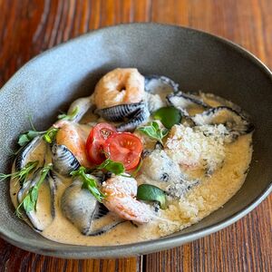 Спагетти с чернилами каракатицы, тигровыми креветками в сливочном соусе