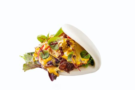 Гуа бао с хрустящим цыпленком, томатами и медово-горчичным дипом