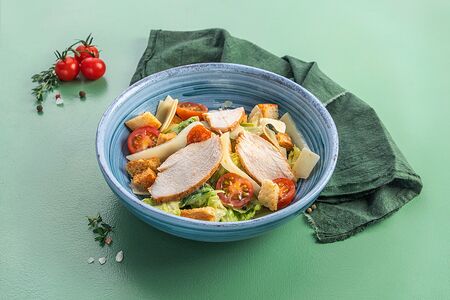 Салат Цезарь с цыпленком